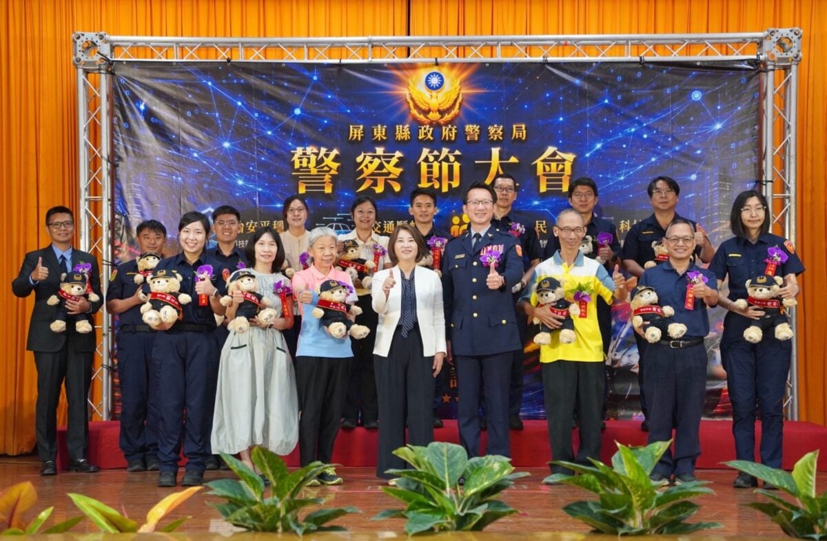 ▲屏東縣長周春米表揚模範警察與協勤民力。