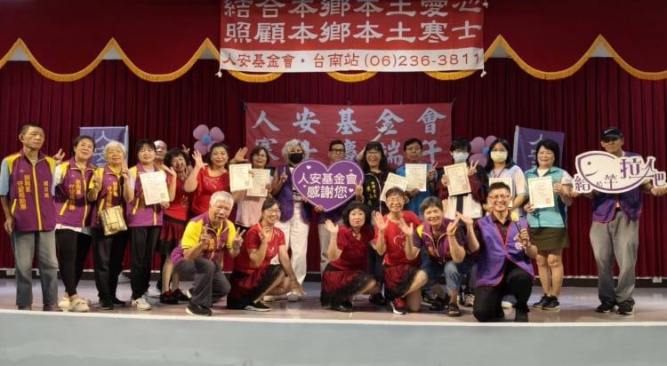 ▲台南站與侯美惠里長攜手關懷寒士，發放170份粽子及平安包。