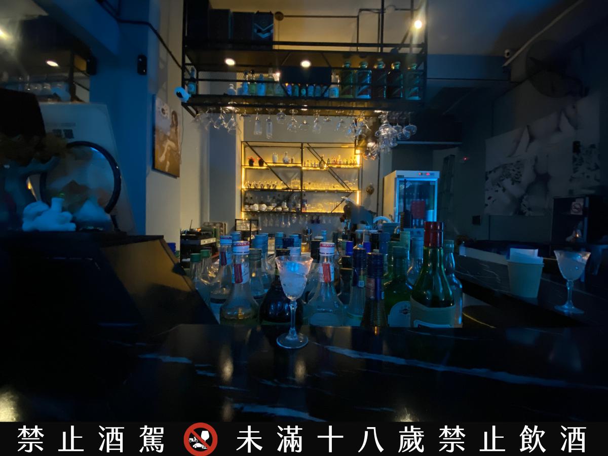 水藍與暖黃燈光交織的吧台空間,呈現放鬆微醺的夜間氛圍,是不少在地人喜歡光顧的埔里餐酒館(圖/Medick Marketing Ltd.提供)