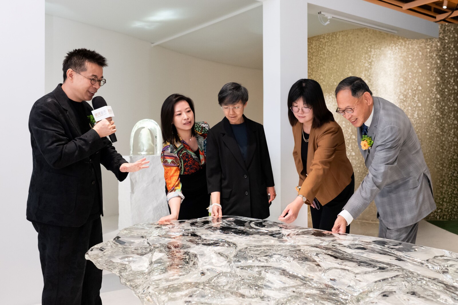 開幕儀式後，主禮嘉賓進入「銀河藝萃」觀展，並細心聆聽鉑晶藝術家吳代傑解說。