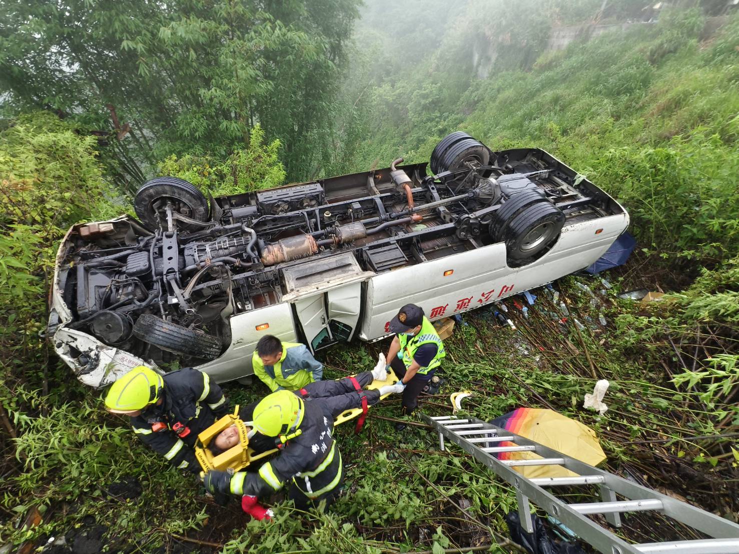 整車翻成鐵烏龜!南投小巴士墜落邊坡 16人死裡逃生急送醫 - https://www.watchmedia01.com