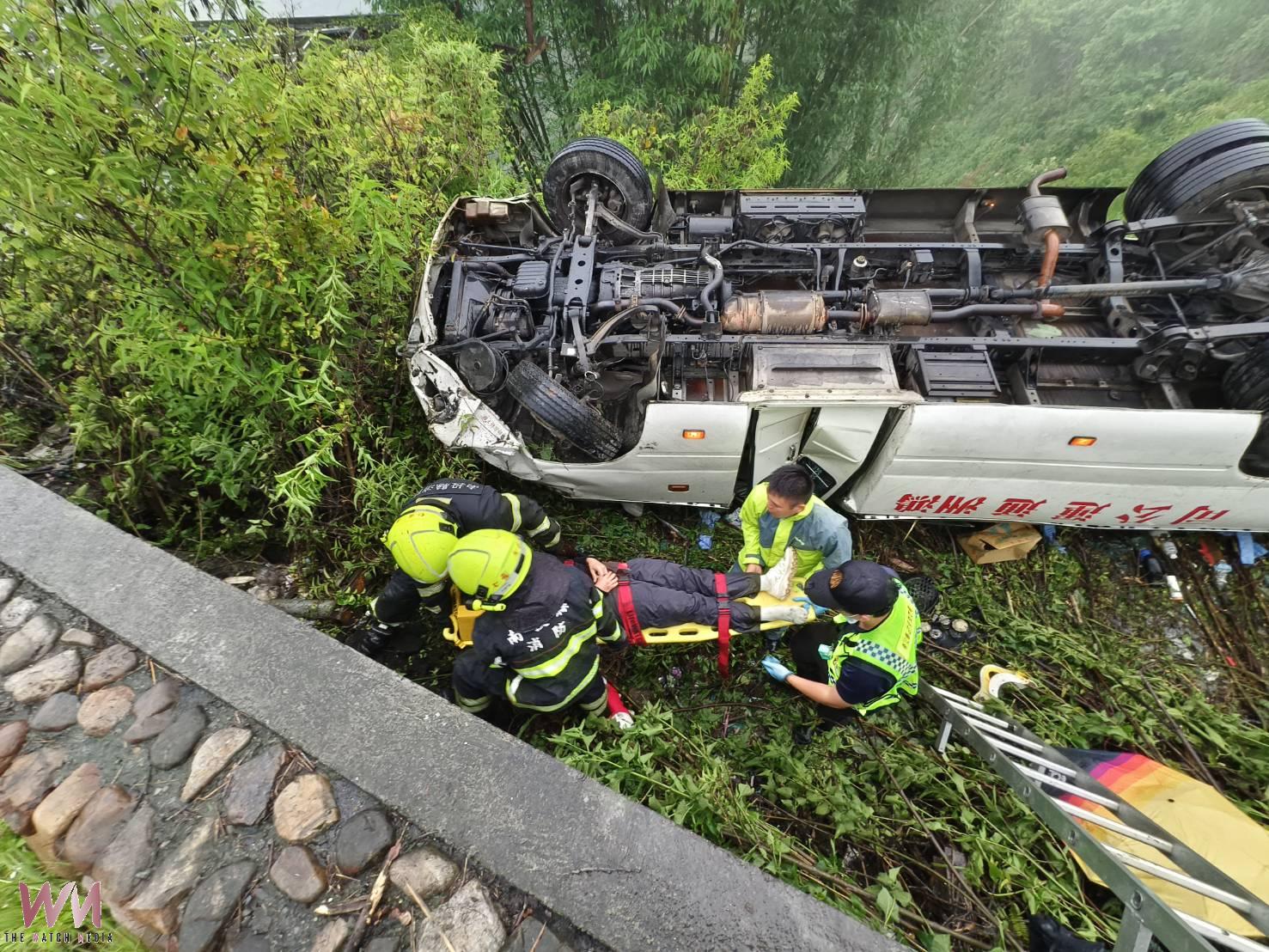 整車翻成鐵烏龜!南投小巴士墜落邊坡 16人死裡逃生急送醫 - https://www.watchmedia01.com