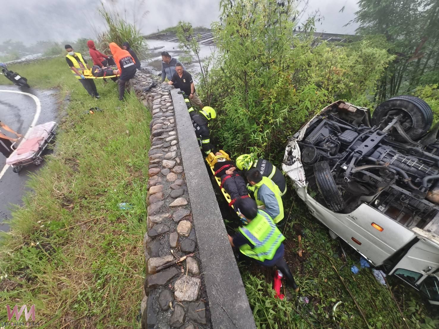 整車翻成鐵烏龜!南投小巴士墜落邊坡 16人死裡逃生急送醫 - https://www.watchmedia01.com