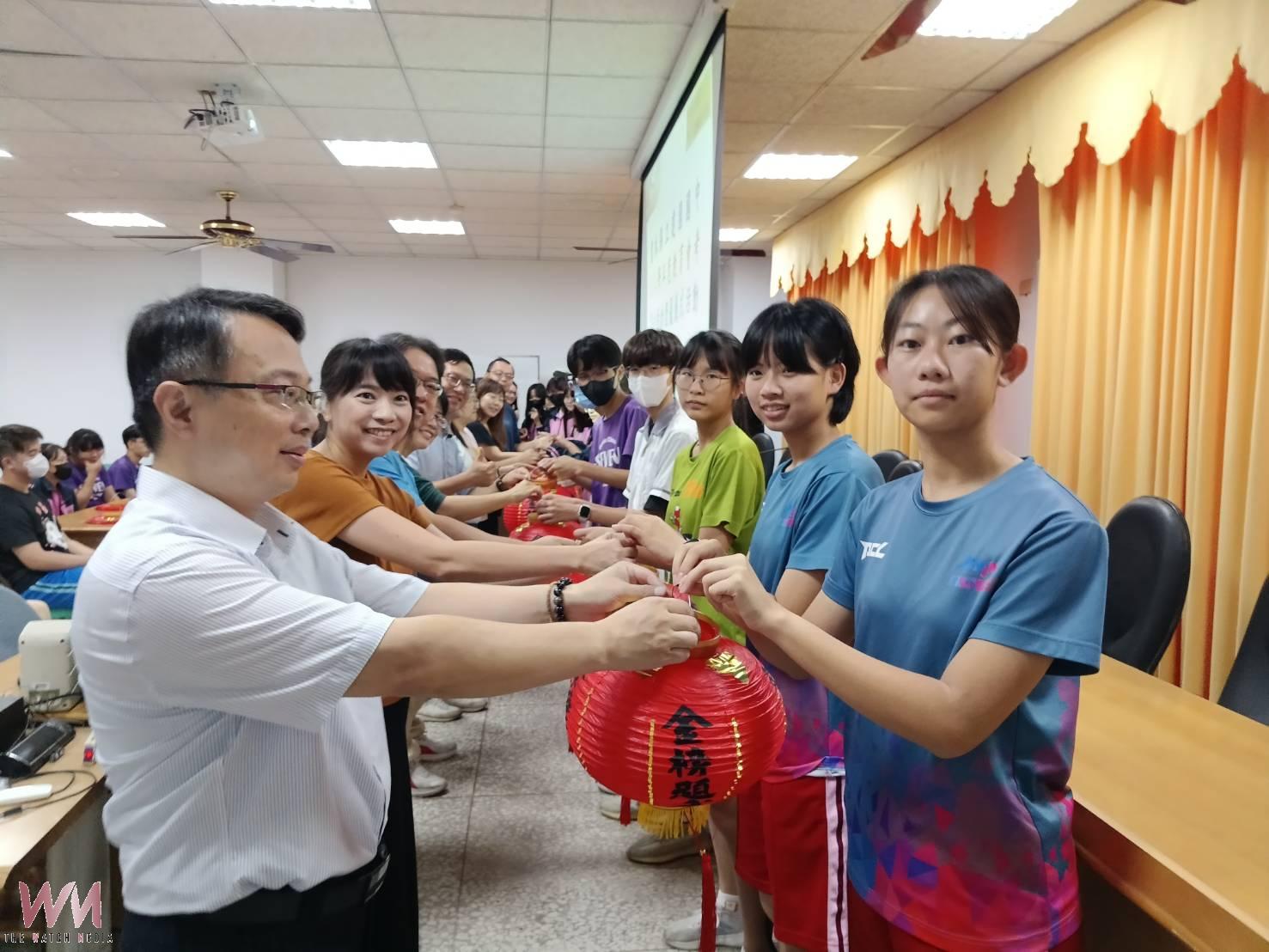 建國國中《金榜薪傳》傳承榮耀 黃彥禎奪5A10+、蔡博澔寫作滿級分 - https://www.watchmedia01.com