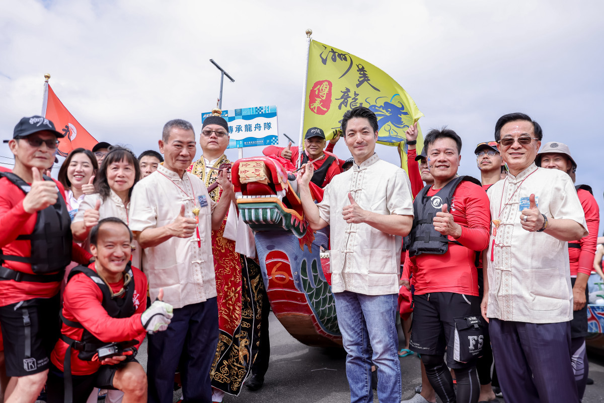 蔣萬安市長親提硃筆為龍舟開光點睛，揭開2026臺北國際龍舟錦標賽序幕。