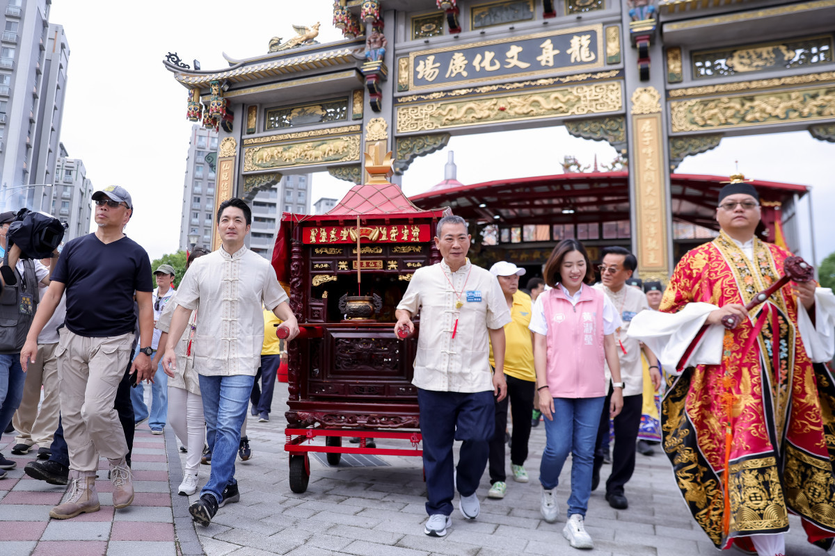 蔣萬安市長率國內外貴賓參與迎神踩街儀式,依循傳統古禮完成點睛暨祭江大典,為2026臺北國際龍舟錦標賽祈福。