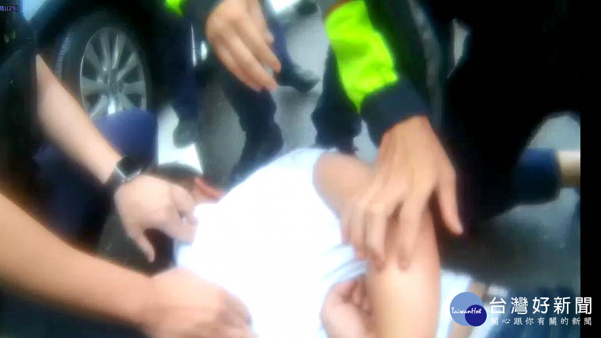 桃警破窗強勢壓制逮人。