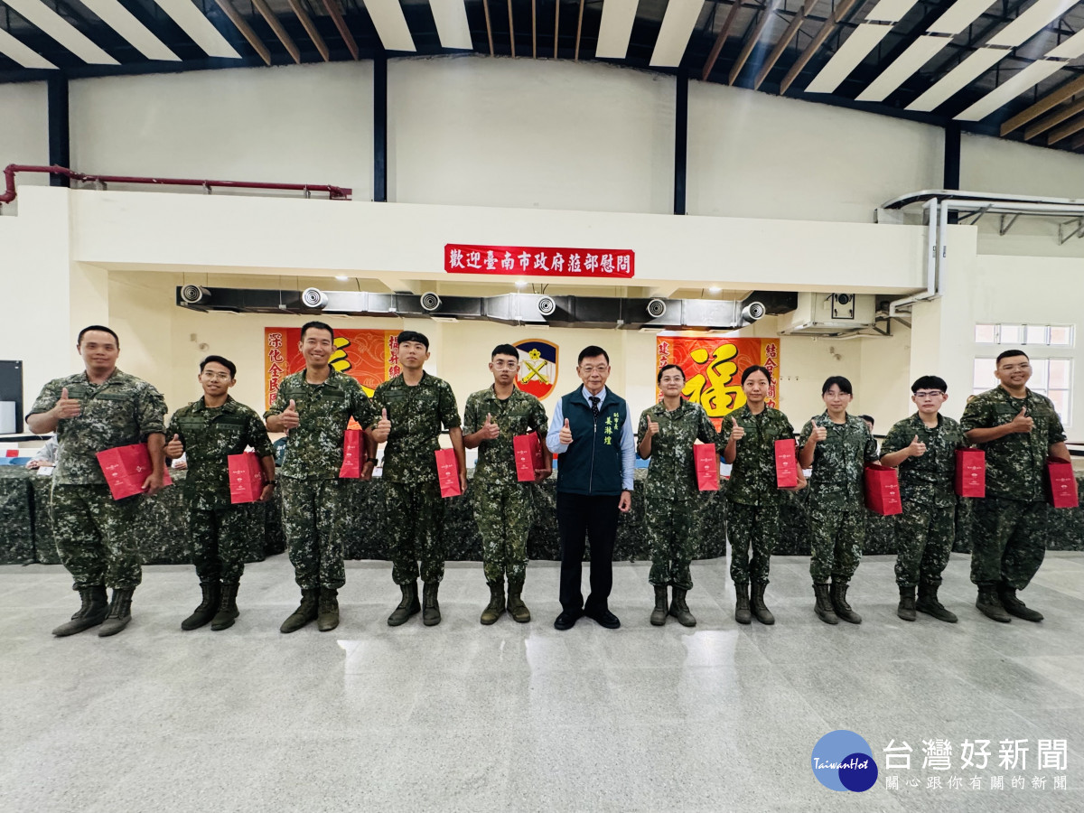 副市長姜淋煌致贈官兵端午節禮盒後-與官兵合影