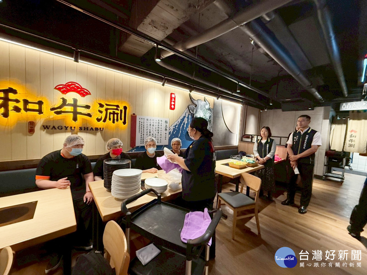 :參與退除役官兵及榮眷們認真學習服務細節