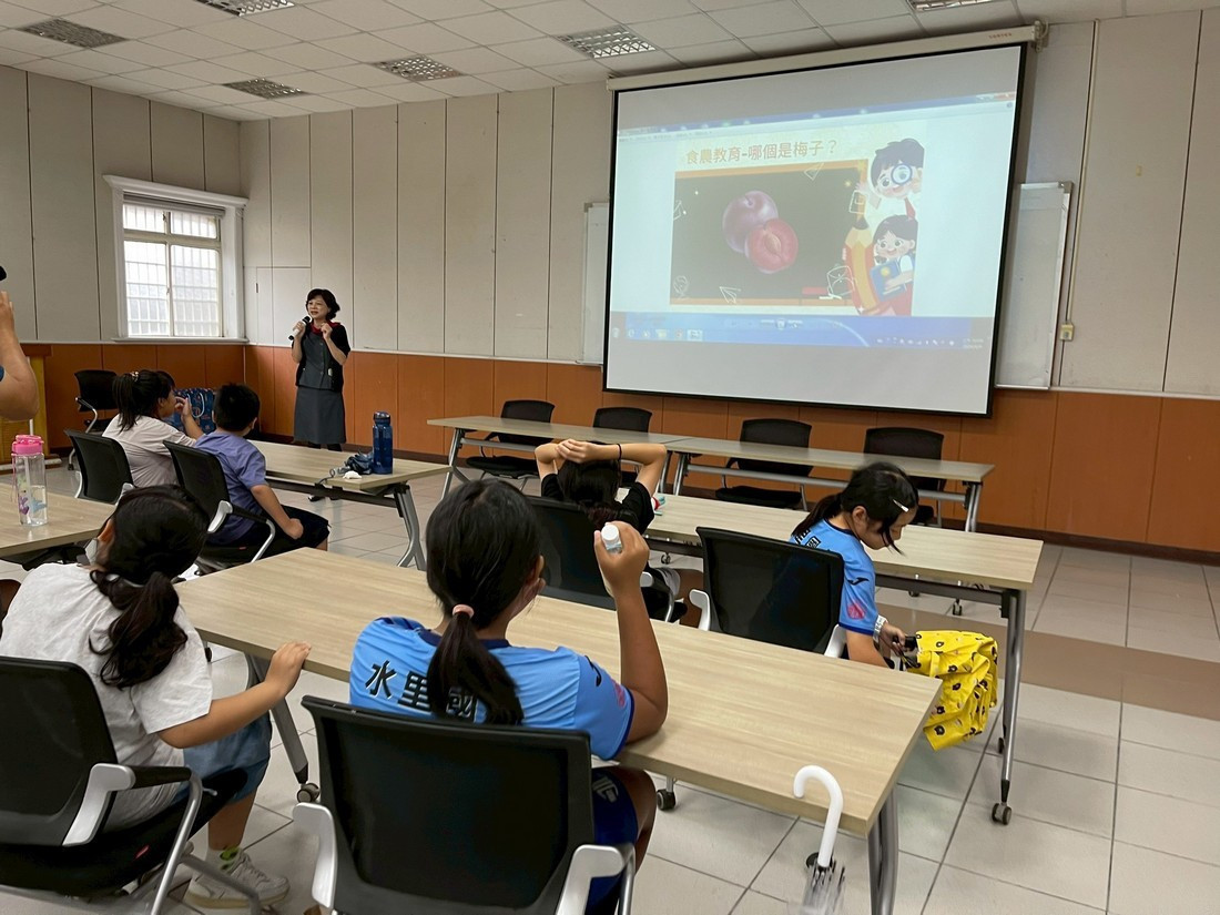 林貞妤祕書勉勵大家多多支持在地農民食材，強調食農教育的核心目的：扎根土地、感恩惜福，培養低碳與健康飲食習慣。
