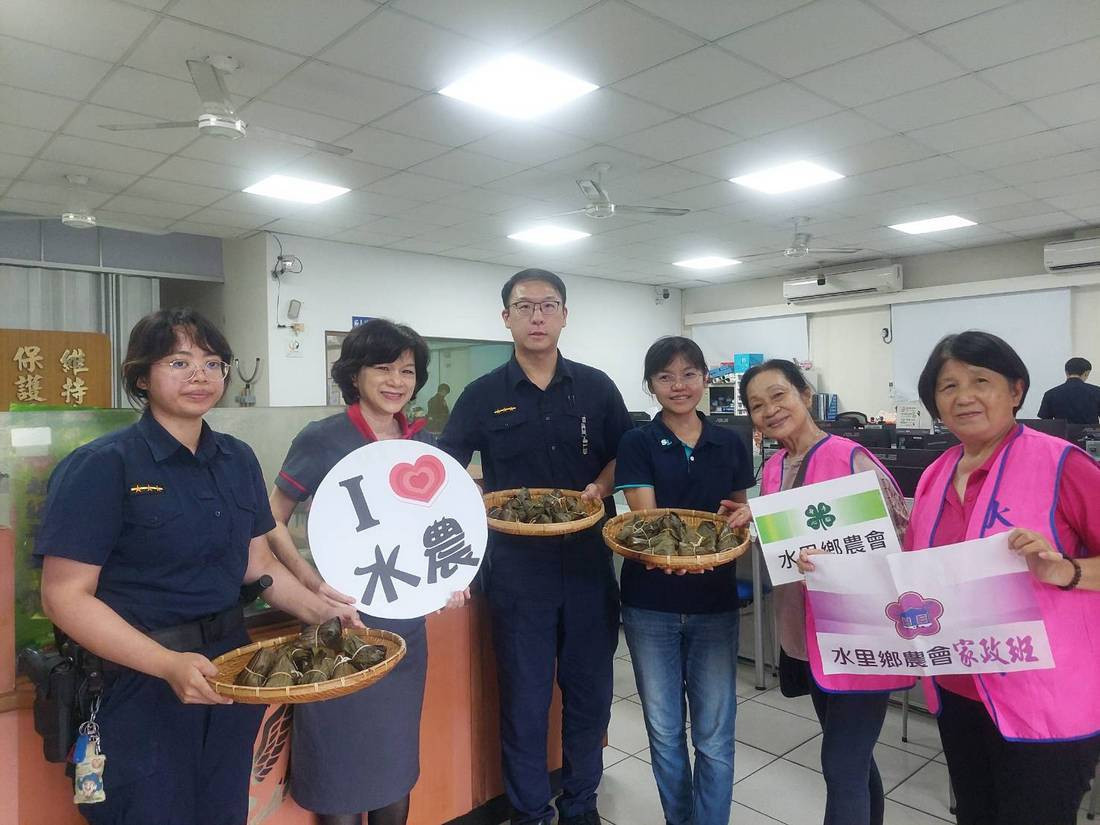 贈送粽子給端午佳節期間堅守崗位的警察人員，感謝他們守護地方安全與民眾生活，讓社會充滿更多溫暖與關懷。
