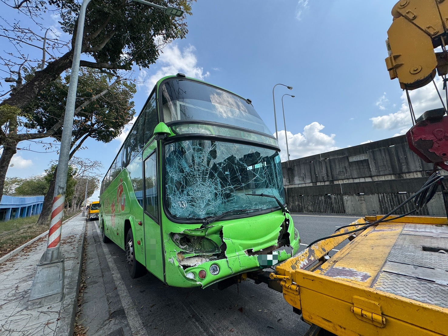 國道1號岡山段追撞事故　大客車疑未保持安全距離釀3車碰撞1人受傷