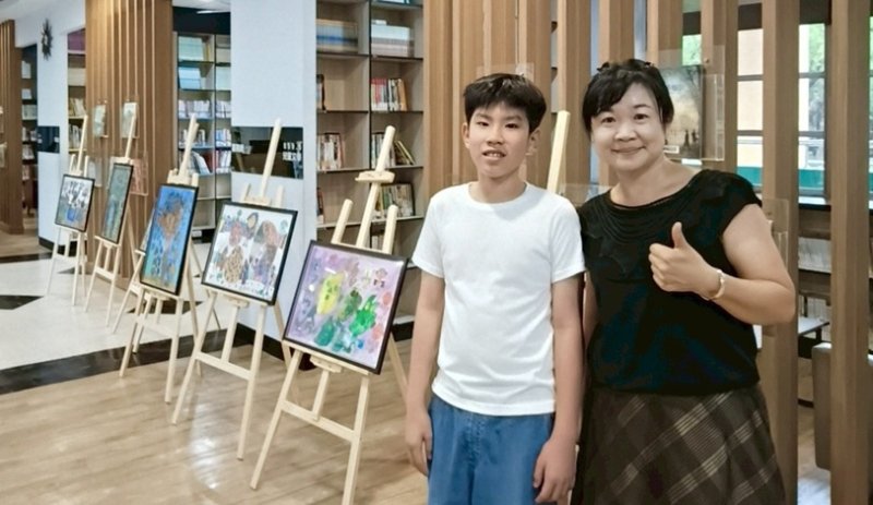 用畫筆敲開世界的窗！福東國小特教生王紹丞個展，展現生命色彩與無限可能