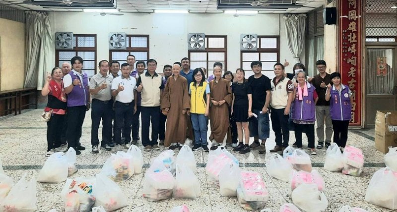 高雄市榮服處榮欣志工大隊攜手王吟妃師姐愛心團隊 公益送暖關懷弱勢