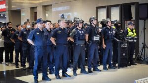 隨機攻擊挾持人質太逼真 北市警偕多機關聯手反恐演練 38 %E4%B8%80 38 300x169 1