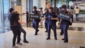 隨機攻擊挾持人質太逼真 北市警偕多機關聯手反恐演練 40 %E4%B8%89 12 300x169 1