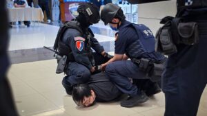 隨機攻擊挾持人質太逼真 北市警偕多機關聯手反恐演練 43 %E5%85%AD 2 300x169 1