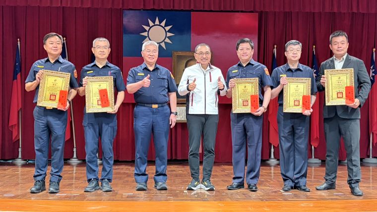 跨局處聯防守護市民安全 新北治安會報表揚攔詐有功人員 24 《圖說》市長侯友宜於治安會報頒獎表揚115年第1季精進全國打詐專案績優單位,為警察局長方仰寧。〈警察局提供〉