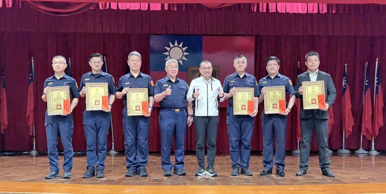 跨局處聯防守護市民安全 新北治安會報表揚攔詐有功人員 25 《圖說》市長侯友宜於治安會報頒獎表揚114年警察機關查緝非法槍械工作績優單位。〈警察局提供〉