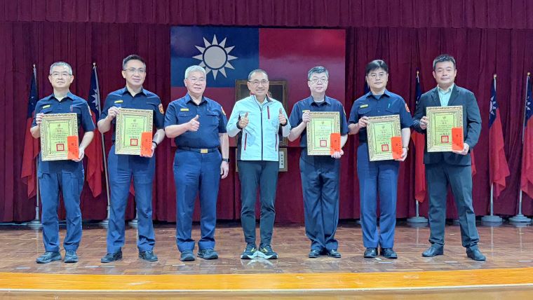 跨局處聯防守護市民安全 新北治安會報表揚攔詐有功人員 26 《圖說》市長侯友宜於治安會報頒獎表揚115年署辦掃蕩黑幫詐團行動專案績優單位。〈警察局提供〉