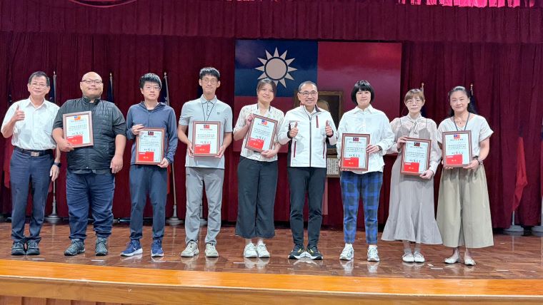 跨局處聯防守護市民安全 新北治安會報表揚攔詐有功人員 27 《圖說》市長侯友宜於治安會報頒獎表揚執行市府公共安全聯合稽查專案有功人員。〈警察局提供〉