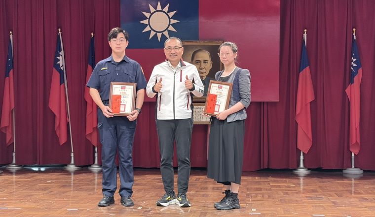 跨局處聯防守護市民安全 新北治安會報表揚攔詐有功人員 28 《圖說》市長侯友宜於治安會報頒獎表揚瑞芳派出所員警及地政事務所人員聯防攔阻不動產詐欺案件有功人員。〈警察局提供〉
