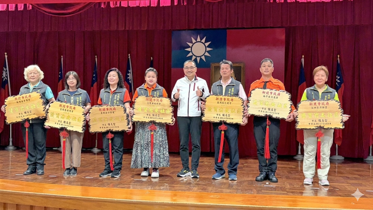 跨局處聯防守護市民安全 新北治安會報表揚攔詐有功人員 29 《圖說》市長侯友宜於治安會報頒獎表揚榮獲市府114年加速推動社區治安營造社區工作評鑒優質治安社區。〈警察局提供〉