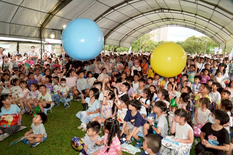 《圖說》去年(114)暑假「童心起飛-夏日劇場大冒險」兒童戲劇吸引近5千位大小朋友熱烈參與--114資料照。〈林口區公所提供〉