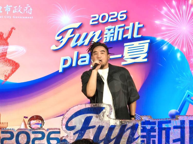 夏日解鎖29場多元玩法 新北邀全民Play Fun一夏 31 《圖說》臺灣代表性雷鬼創作歌手「MATZKA」以音樂熱情號召全臺民眾一起到新北Play一夏!〈記者葉柏成攝〉