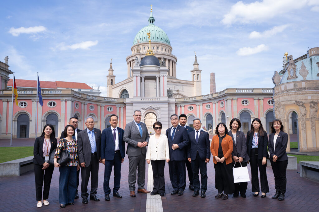 盧秀燕訪德 拜訪布蘭登堡邦議會、柏林市政府 33 %E5%89%AF%E8%AD%B0%E9%95%B7%E6%A0%BC%E5%B0%BC%E7%88%BE%E5%85%8B%E8%88%87%E5%B8%82%E5%BA%9C%E8%A8%AA%E5%9C%98%E6%88%90%E5%93%A1%E6%96%BC%E9%82%A6%E8%AD%B0%E6%9C%83%E5%90%88%E5%BD%B1 1024x683 1