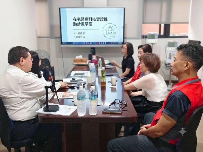 以智慧醫療守護長輩健康 榮民企業家張國源回饋袍澤 41 《圖說》源星生醫張國源董事長(左1)與新北市榮服處陳立中處長(右1)及板橋榮家陳桂美家主任(右2)針對就業合作、智慧醫療及高齡健康照護等議題進行交流。〈新北榮服處提供〉