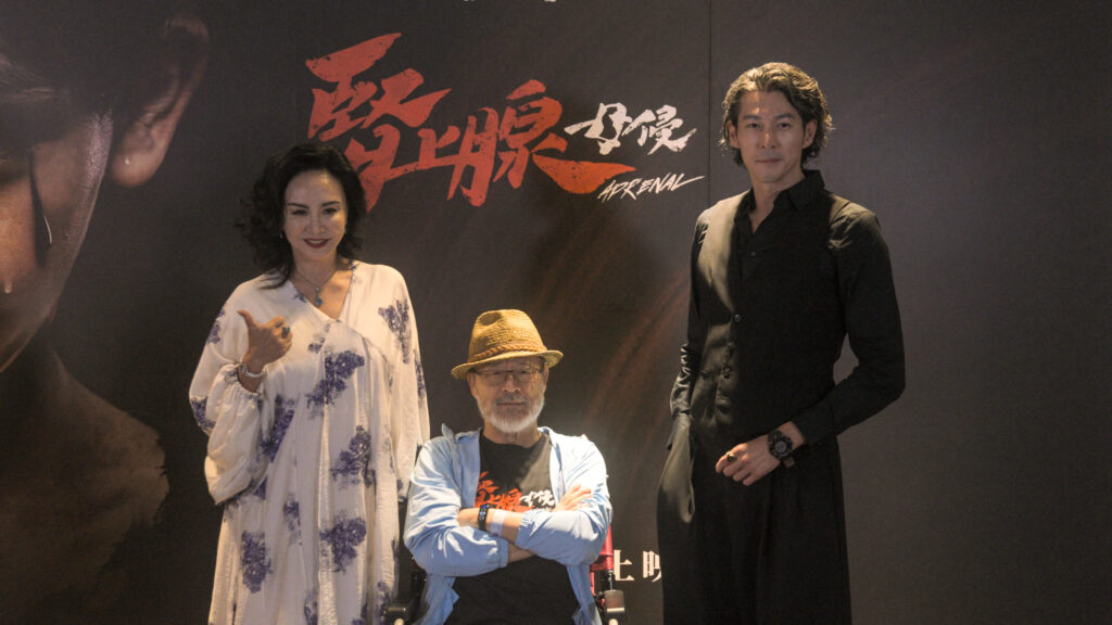 日本影后南果步跨海來台力挺《腎上腺母侵》首映 田麗、李㼈攜豪華卡司揭開人性暗黑真相 36 %E7%94%B0%E9%BA%97%E7%8F%AD%E9%90%B5%E7%BF%94%E9%83%AD%E9%91%AB%E5%9C%A8%E7%89%87%E4%B8%AD%E7%82%BA%E8%AD%A6%E9%9A%8A%E4%BB%A3%E8%A1%A8 1024x576 1