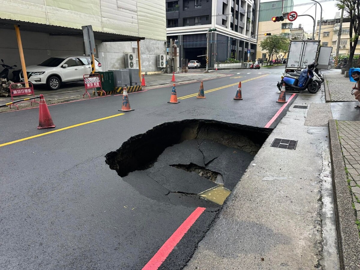 驚見300×200公分巨大天坑,警緊急管制。(圖/高雄市議員李雅靜FB)