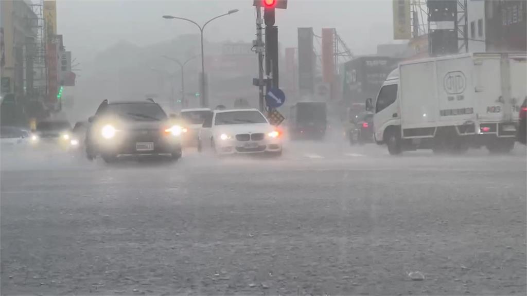 梅雨鋒面帶來強降雨,陽台防雨需求明顯增加。(圖/民眾提供)