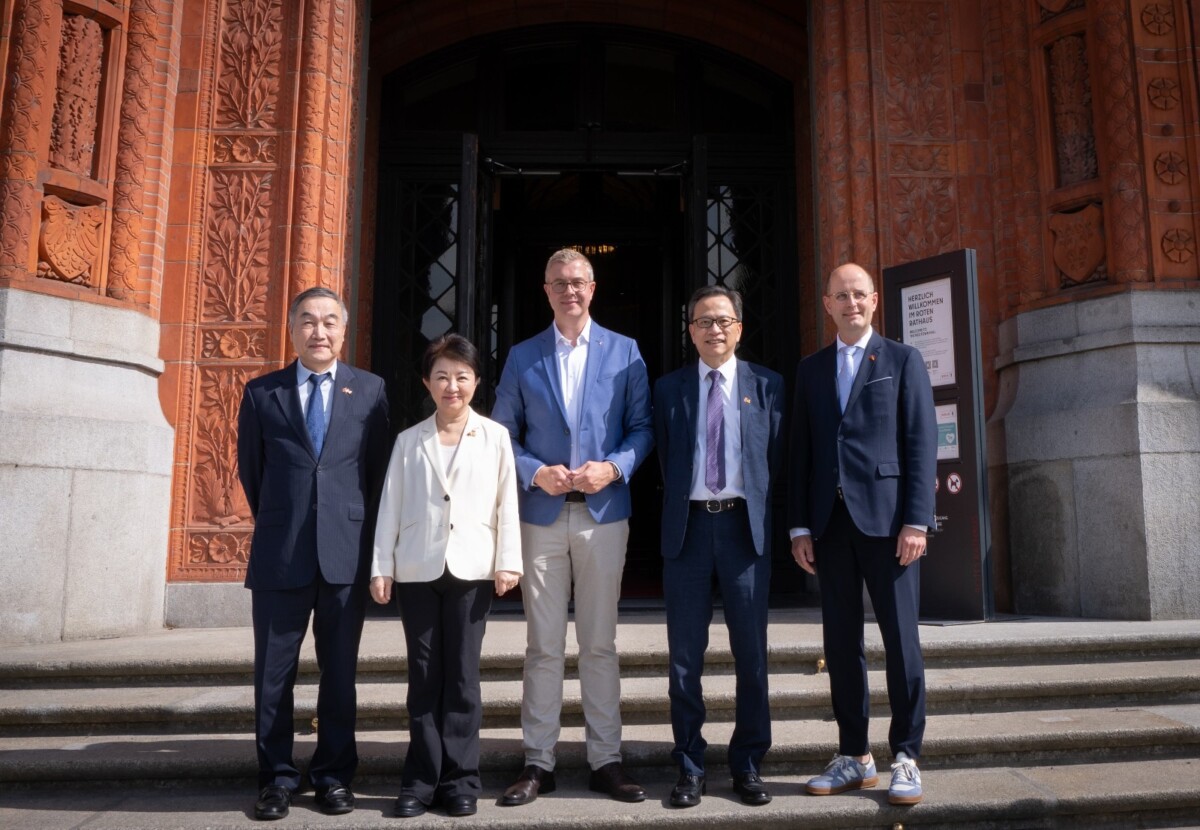 ▲柏林市政府副市長艾佛斯與訪團一行於紅色市政廳合影。(圖/中市府提供)