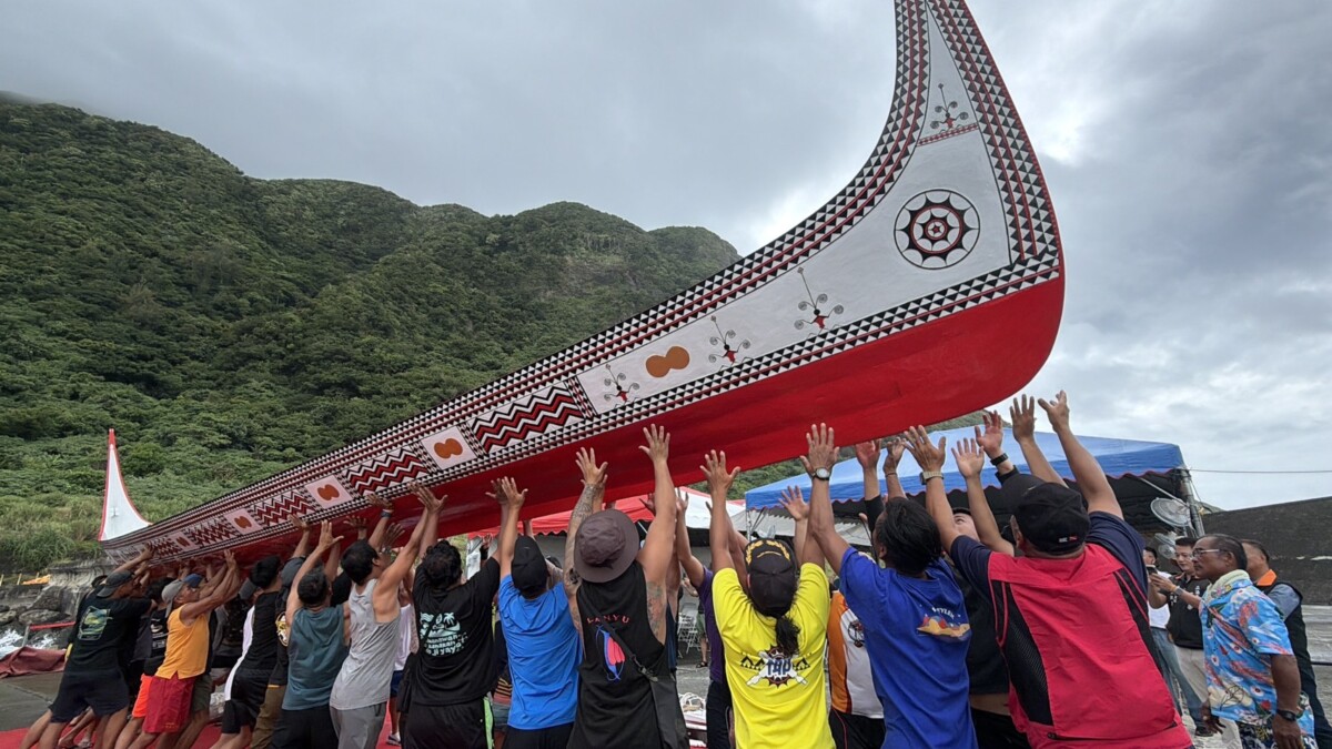 在蘭嶼族人同心協力之下,完成本此航行的拚板舟。(圖/張世凱提供)