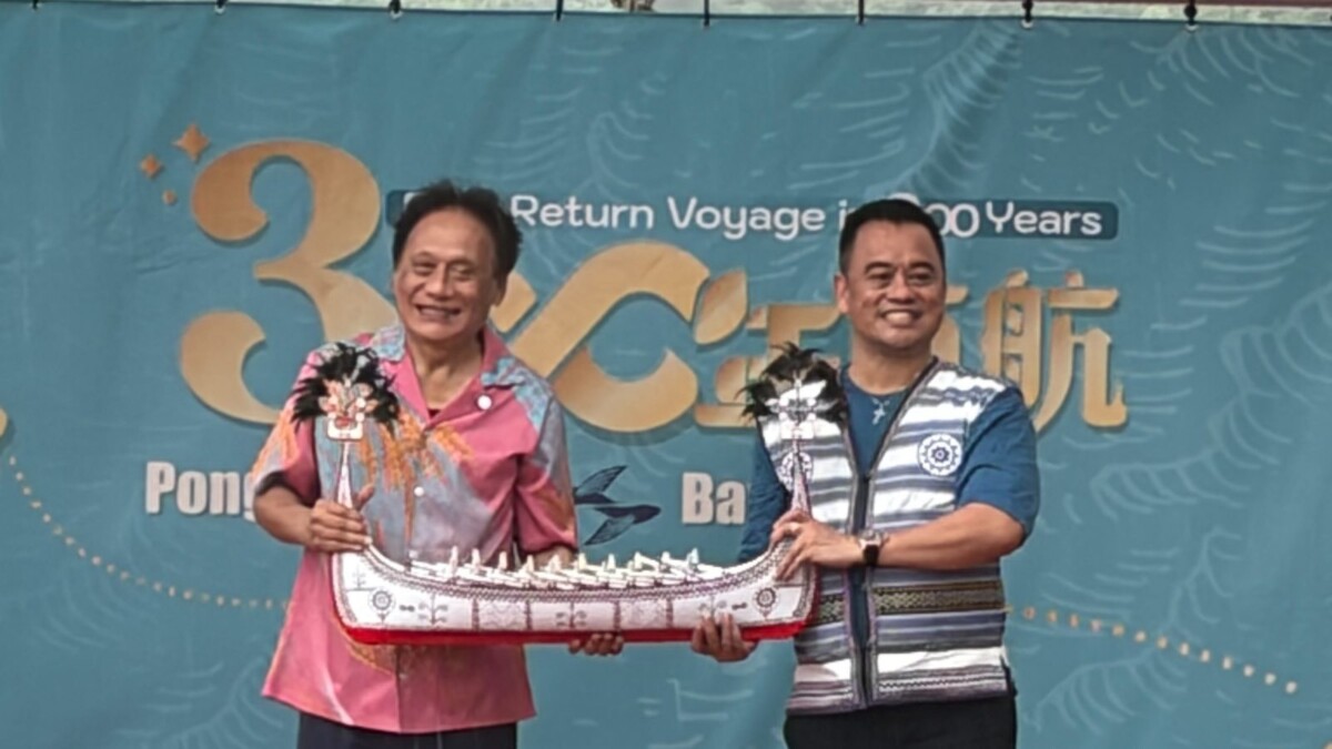 原民會主委代表總統接受「黃金友誼號」船團致贈「小黃金號」。原住民族委員會主委(左)，原住民族文化事業基金會董事長瑪拉歐斯(右)。（圖／張世凱提供）