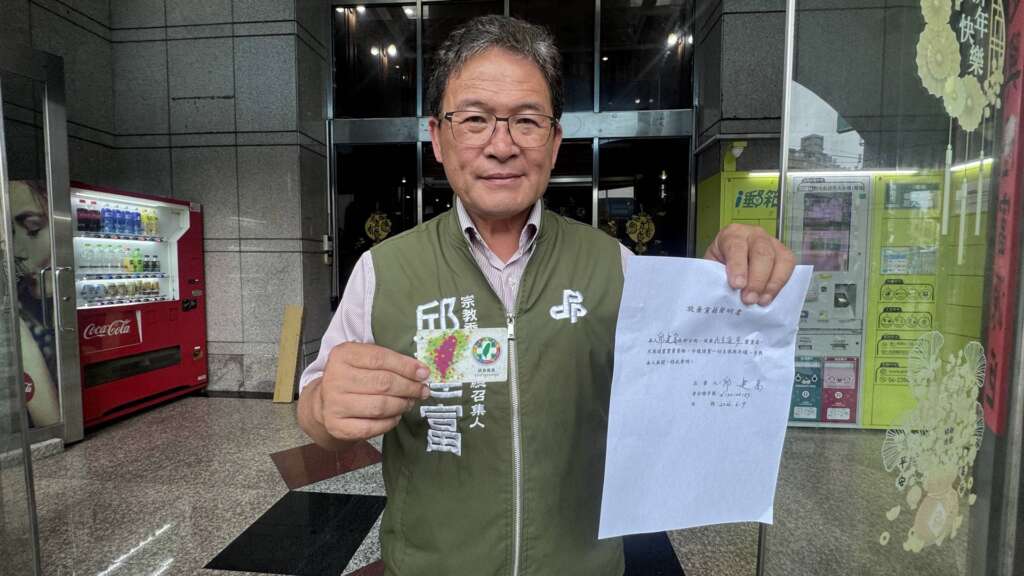 ▲投入彰化縣長選戰的前彰化市長邱建富今日親赴民進黨彰化縣黨部遞交退黨申請書，正式宣布退出近40年黨齡的民進黨。（圖／記者林明佑攝）