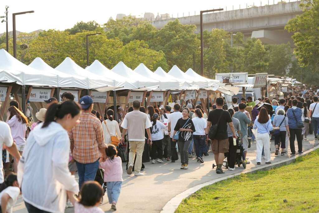 ▲除了精彩音樂演出外,新北夏至音樂節也規劃「Bonjour好日歐風市集」,匯集法國文化品牌、特色選物及異國美食餐車。