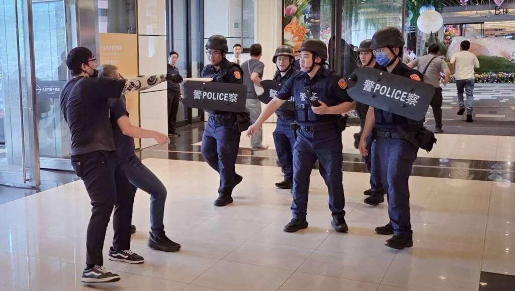 ▲警方與挾持人質之歹徒談判。