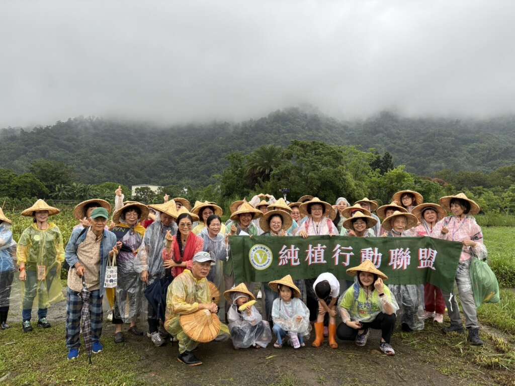 ▲純植行動聯盟舉辦「綠意慢活-碧蘿村純植食育一日遊」,吸引近60位民眾走入有機農場體驗永續生活。(圖/純植行動聯盟提供)