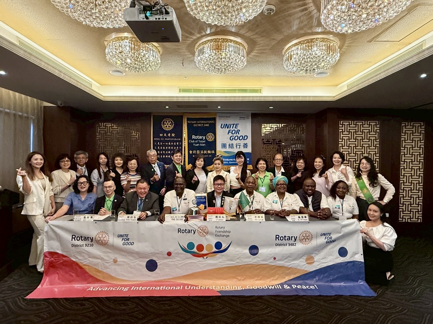 台北圓滿扶輪社接待來自非洲扶輪友人,交流社區服務經驗。(圖/圓滿扶輪社提供)