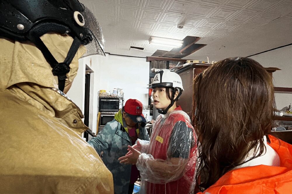 竹市瓦斯氣爆全力救援 高虹安清晨趕赴現勘指示代位求償協助善後 245 照片來源:新竹市政府