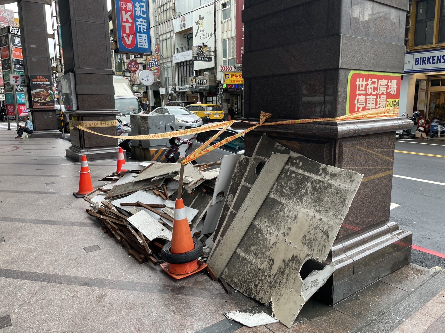 中壢世紀廣場騎樓天花板崩落 桃園都發局:期限內未改善最高罰30萬 S 696885289 0