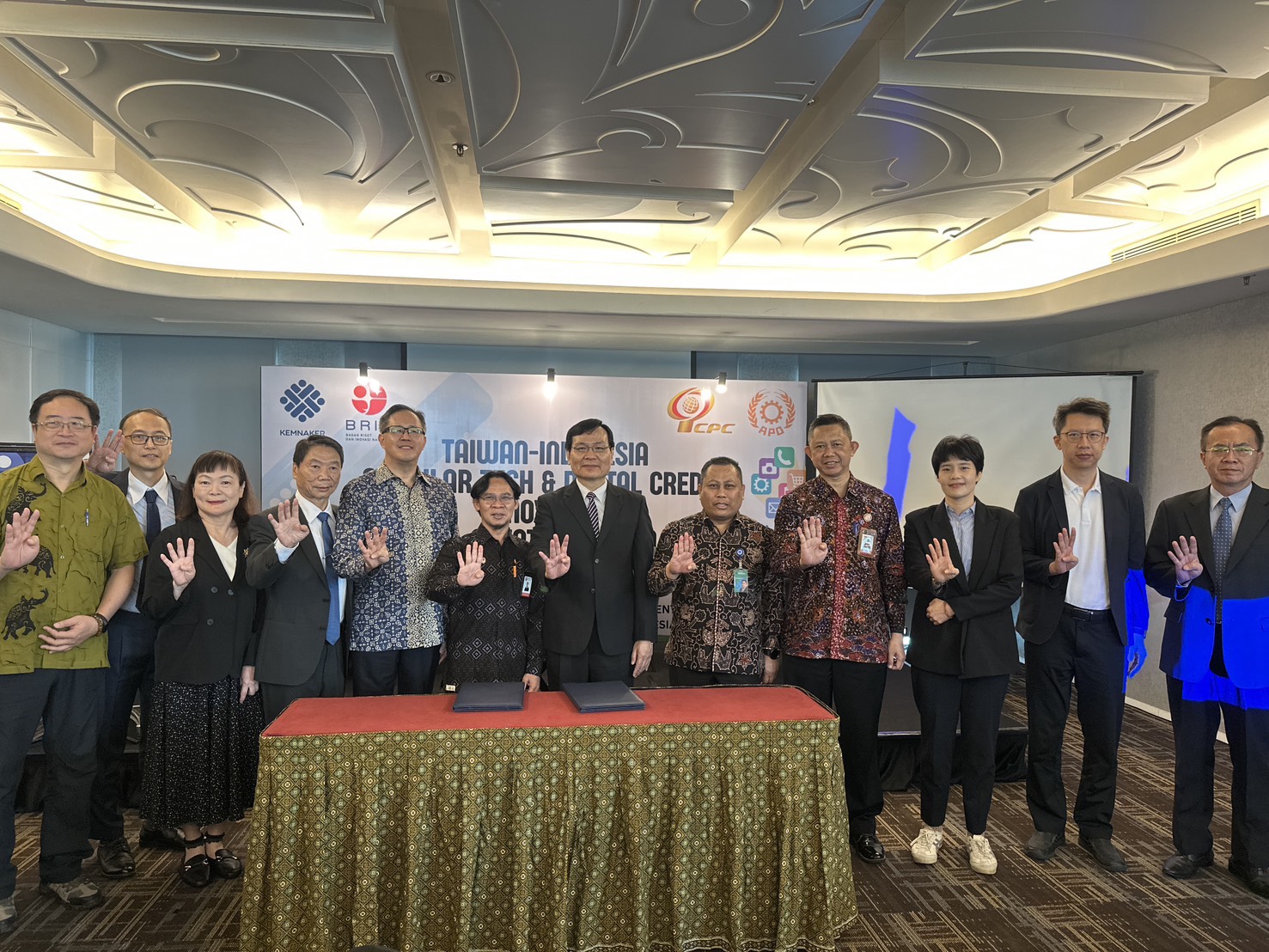 中原大學與印尼國家研究與創新署簽MOU 打造跨國低碳合作平台 02 臺灣代表團出席臺印尼產業鏈結論壇,推動低碳循環科技與永續產業交流合作。 0