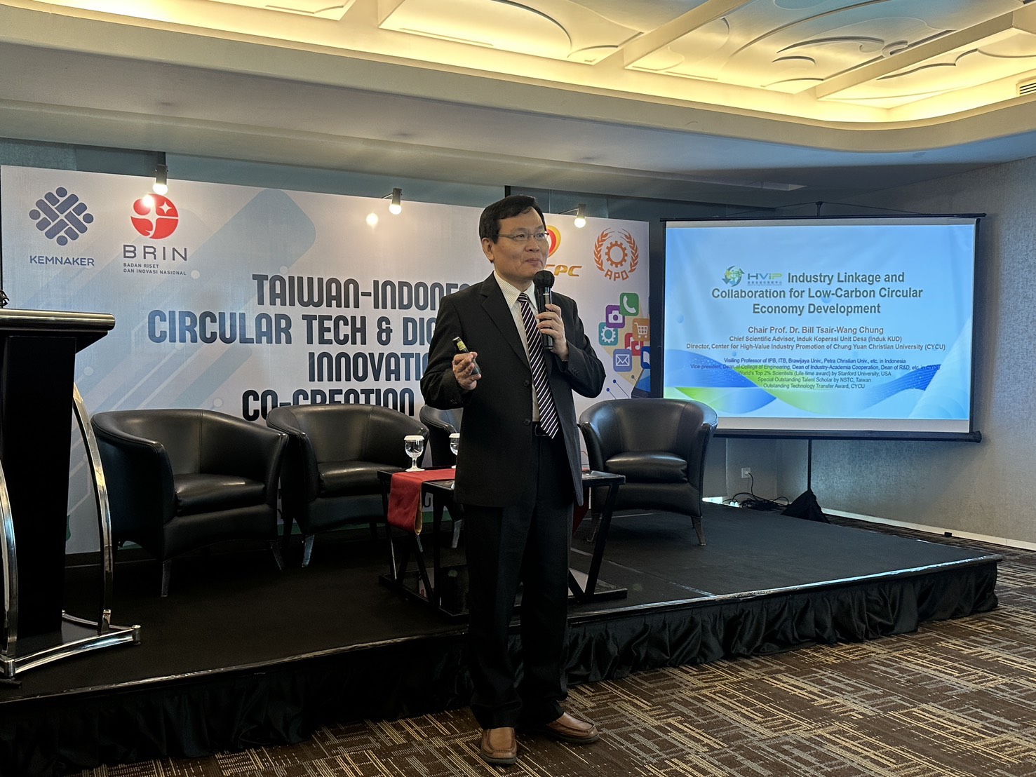 中原大學與印尼國家研究與創新署簽MOU 打造跨國低碳合作平台 03 中原大學產業高值化推動中心主任鍾財王以「低碳循環經濟發展之產業鏈結與合作」為 0