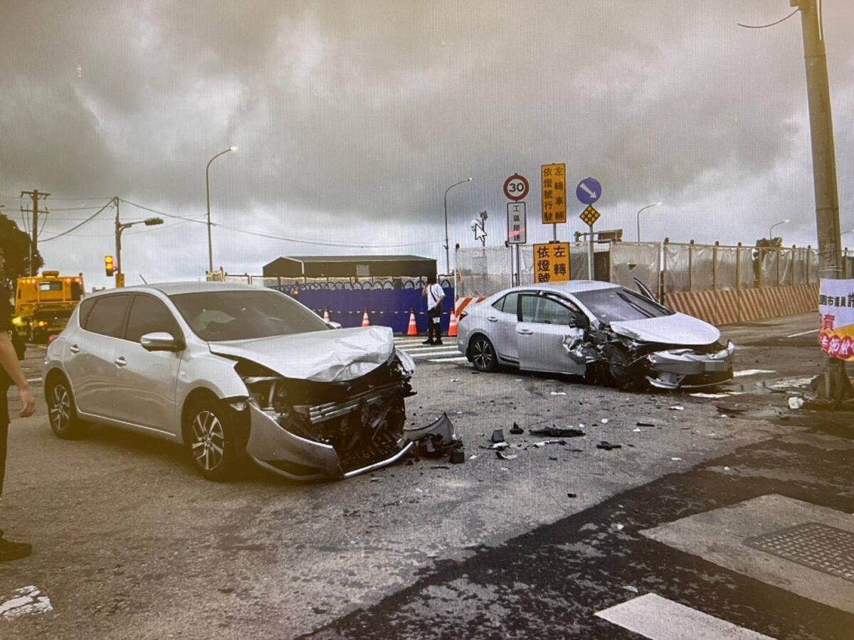 【有片】觀音婦駕車闖紅燈釀禍!對撞轎車頭零件散落一地 460022 0