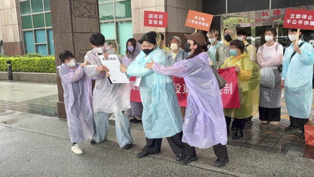 元大少數股東以三位「大股東代表」圍迫一位「少數股東代表」、搶奪「併購同意函」的戲劇畫面，突顯少數股東在強勢資本壓力下，可能失去實質表意空間與談判權利。（圖／記者鄭元毓翻攝）