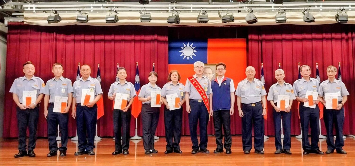 陳勇華分局長（右五）與受到頒獎表揚的績優協勤人員合影。（圖／記者 趙靜姸翻攝）