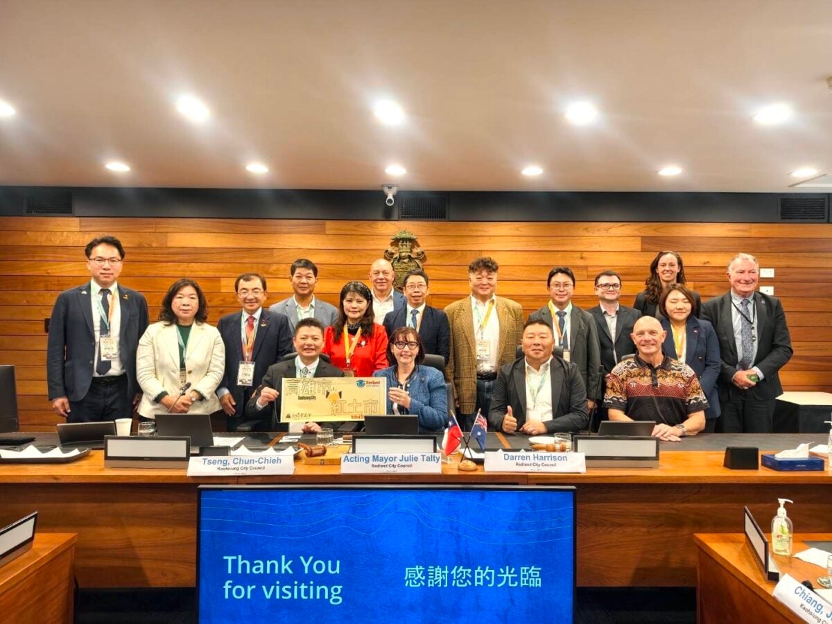 ▲高雄市議會副議長曾俊傑率領12位跨黨派議員組成澳洲城市交流參訪團，拜會澳洲昆士蘭州紅土市（Redland City）市政廳，與代理市長朱莉．塔爾蒂（Julie Talty）及市府團隊就智慧城市、淨零永續、觀光發展及2032布里斯本奧運合作等議題深入交流，為雙方未來締結姊妹市關係奠定良好基礎。
